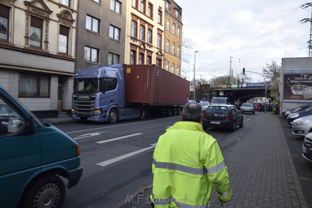 LKW gegen Bruecke wegen Rettungsgasse Koeln Muelheim P01.JPG - Miklos Laubert